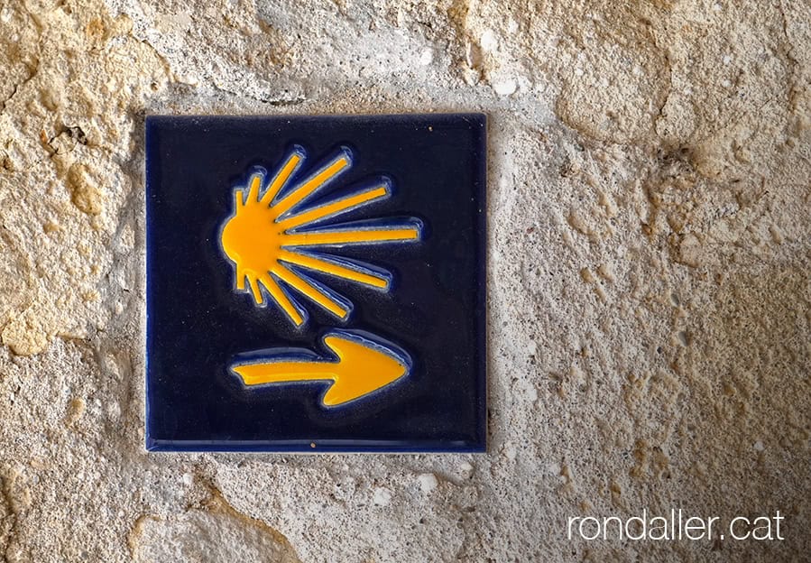 Rajola amb la petxina indicant el Camí de Sant Jaume.