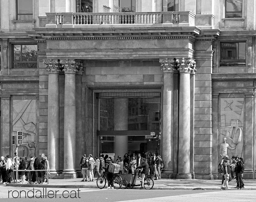 Dos parells de columnes a l'edifici del Banc Rural de Barcelona.