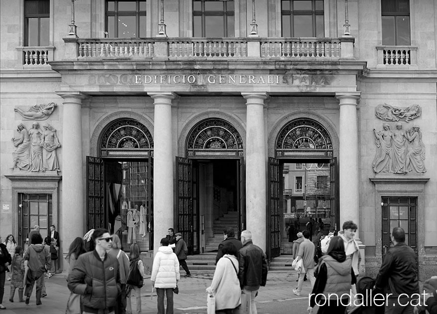 Dos parells de columnes a l'antic edifici del Banco Vitalicio de Barcelona.