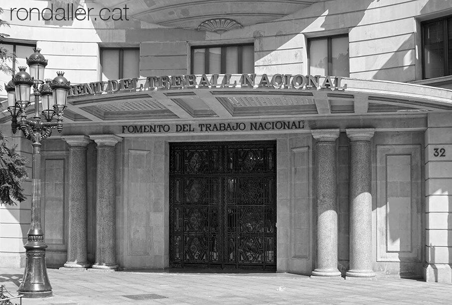 Entrada de l'edifici del Foment del Treball, projectat el 1931 per Adolf Florensa i Josep Goday.