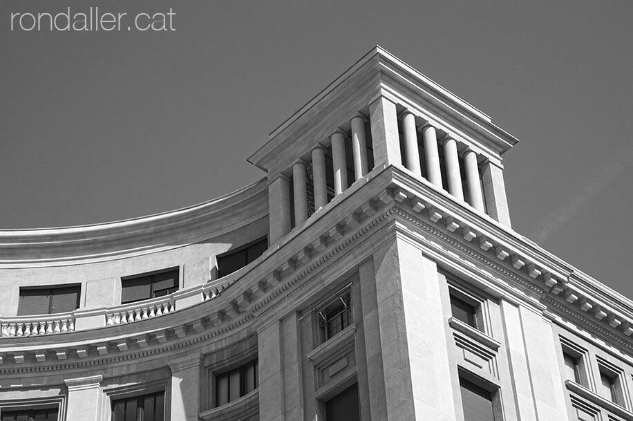 Coronament de l'edifici del Foment del Treball, projectat el 1931 per Adolf Florensa i Josep Goday.