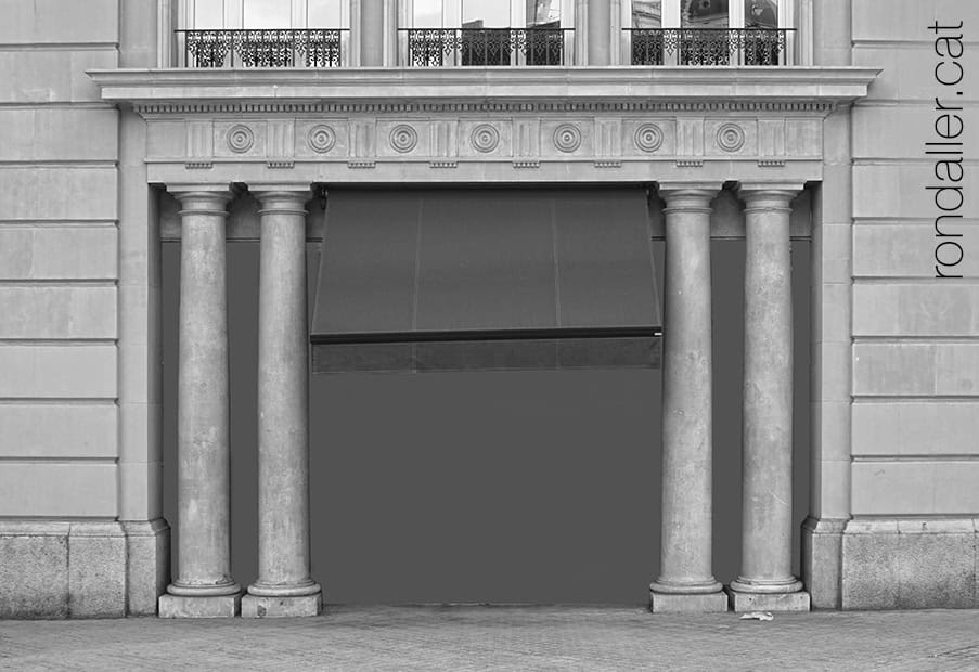 Portal de l'edifici projectat el 1953 a la Gran Via de les Corts Catalanes.