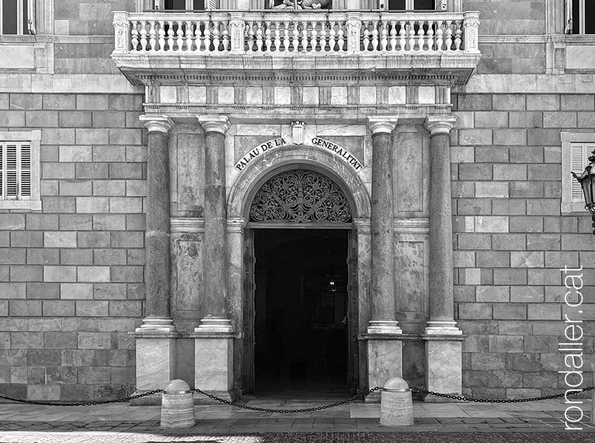 Quatre columnes a l'edifici del Palau de la Generalitat de Barcelona.