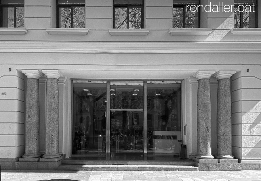 Entrada de l'Edifici Hispània projectat el 1955 per Josep Pellicer Gambús.