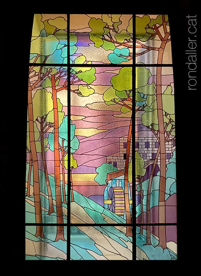 Detall d'un dels vitralls de la sala noble de la Casa de l'Esport.