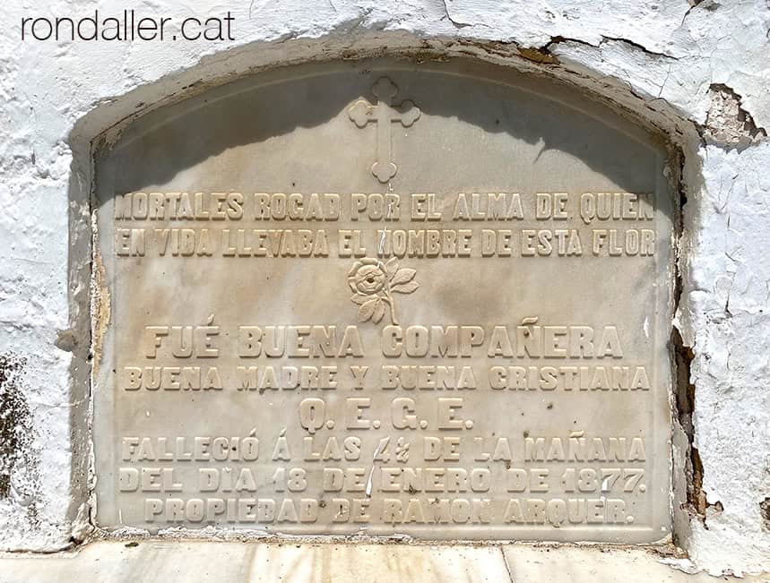 Epitafi en un dels nínxols del carrer principal.