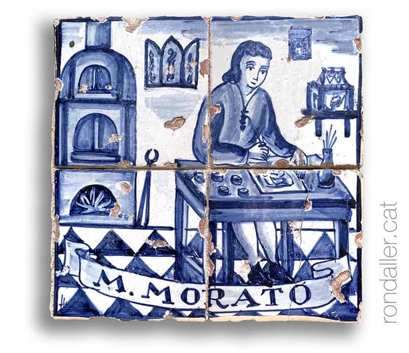 Placa a l'entrada de taller d'orfebreria de Modest Morató.