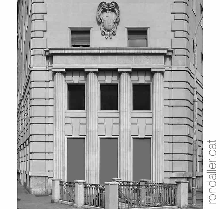Dos parells de columnes a l'edifici de la Caixa d'Estalvis al carrer Pelai de Barcelona.