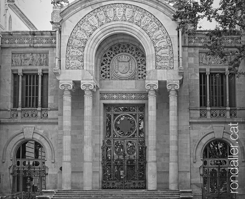 Quatre columnes a l'edifici del Palau de Justícia de Barcelona.
