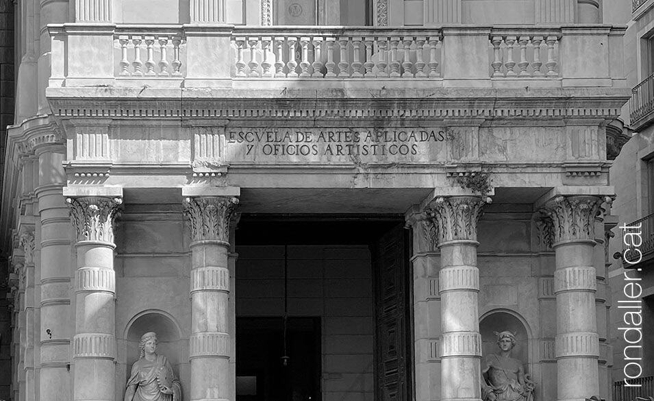 Edifici projectat el 1881 per Tiberi Sabater per ser la seu del Borsí o Casino Mercantil.