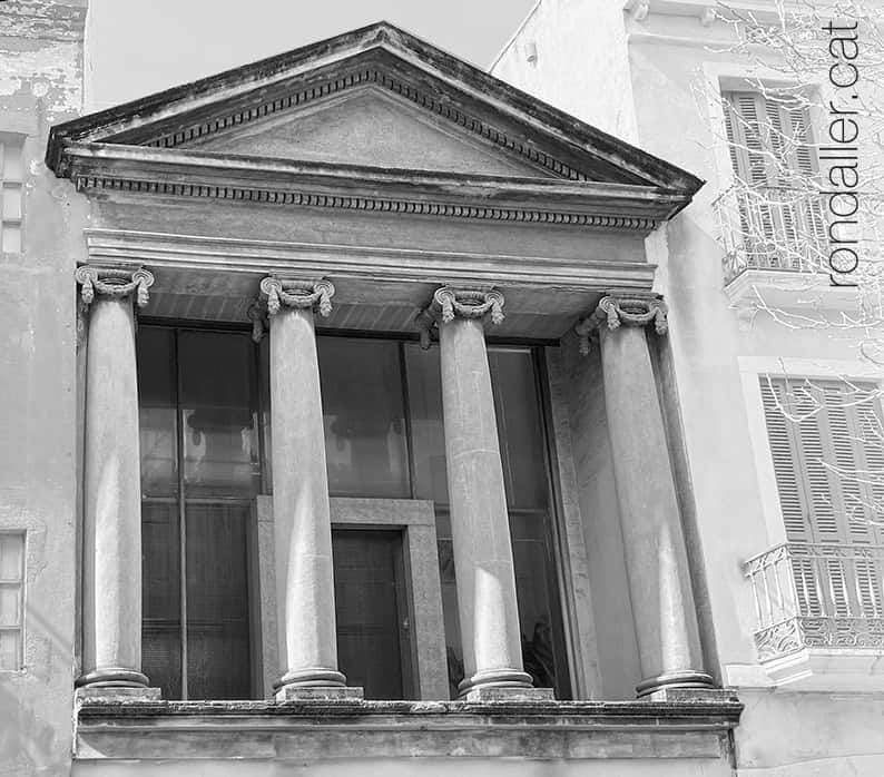 Dos parells de columnes a l'edifici de la fàbrica tèxtil Borràs i Massó de Mataró.