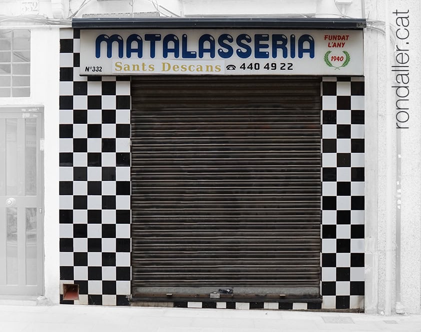 Escacat de les matalasseries. Antiga botiga al carrer de Sants de l'Hospitalet de Llobregat.