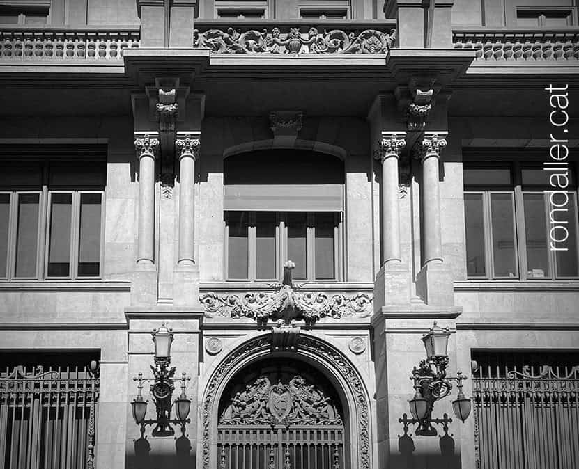 Dos parells de columnes a l'edifici de la Companyia Trasmediterrània de Barcelona.
