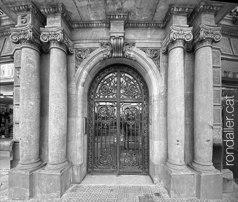 Portal d'entrada de la Casa Quadras i Prim a la Via Laietana de Barcelona.