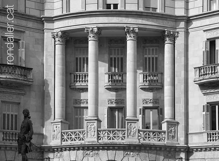 Tribuna de l'edifici de la Caixa de Pensions de Reus projectat el 1929 per Enric Sagnier.