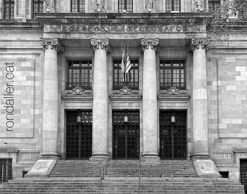 Dos parells de columnes a l'edifici de Correus i Telègrafs de Barcelona.