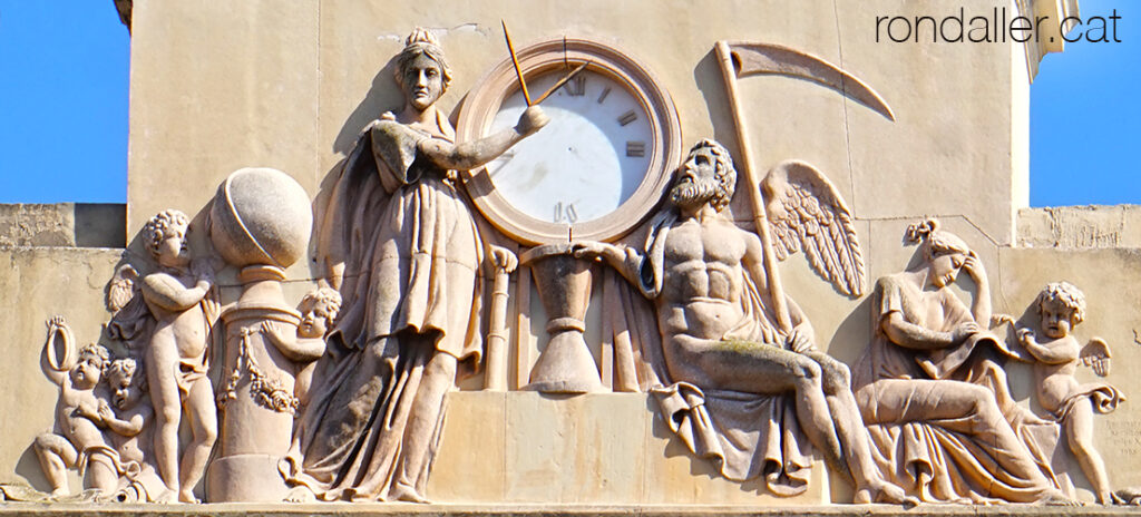 Rellotge dels Porxos d'en Xifré amb Urània i Cronos.
