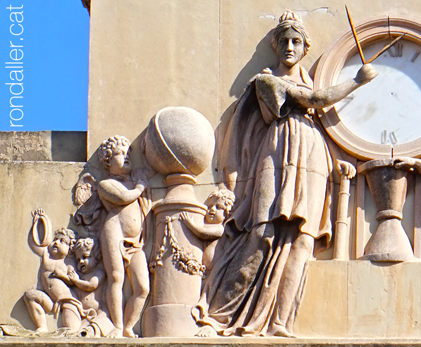 Rellotge dels Porxos d'en Xifré amb Urània, musa de l'astronomia.