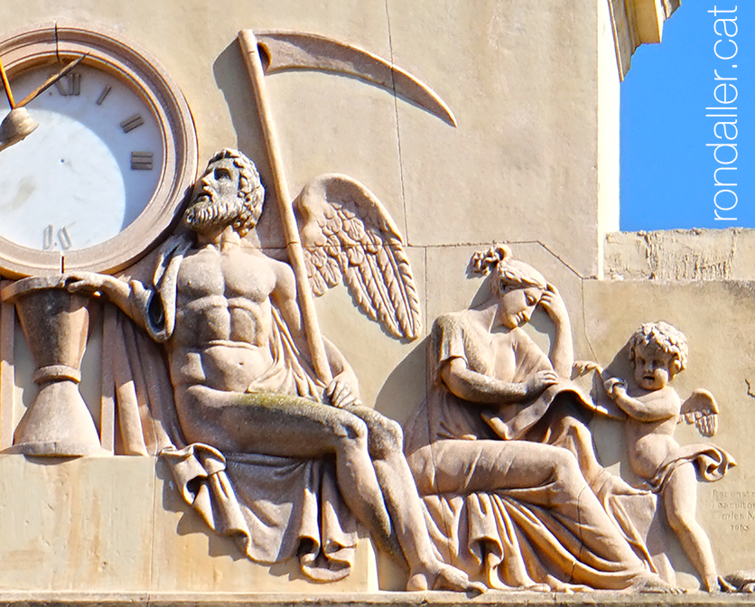 Rellotge dels Porxos d'en Xifré amb Cronos i una al·legoria de la història.