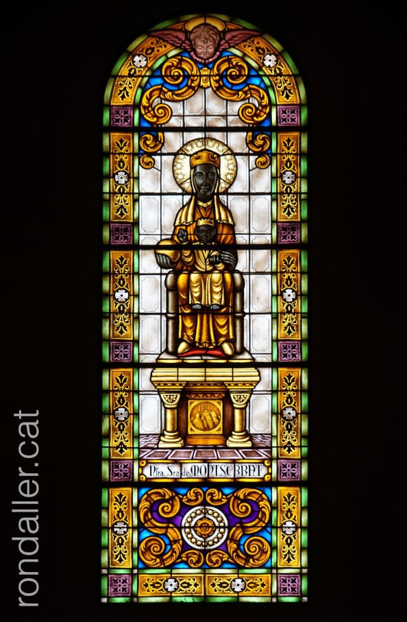 Vitrall de l'església de Sant Vicenç amb la imatge de la Mare de Déu de Montserrat.