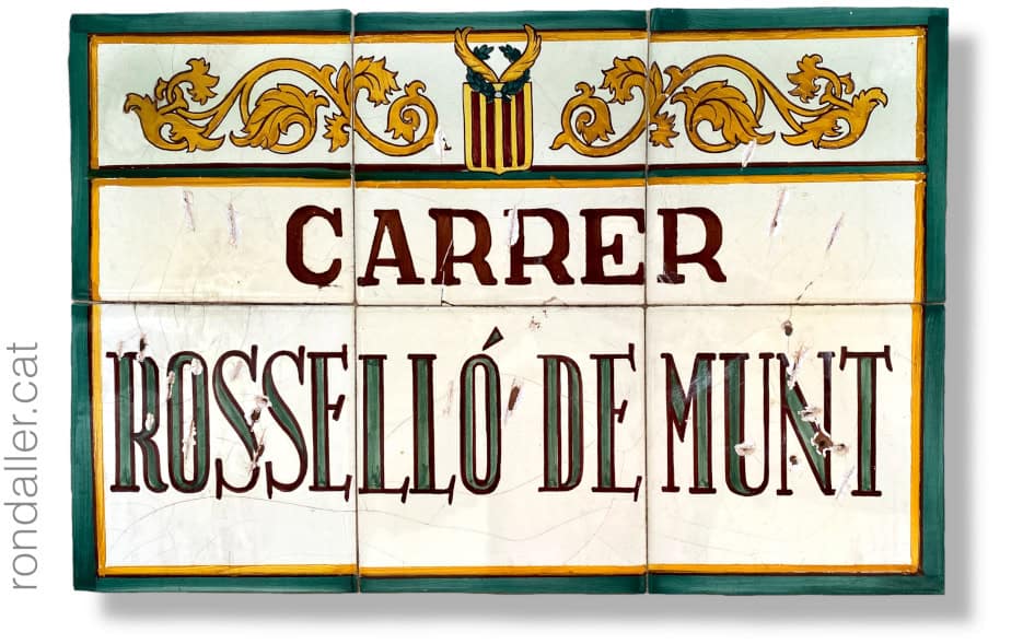 Antiga placa del carrer Rosselló d'Amunt feta amb rajoles.