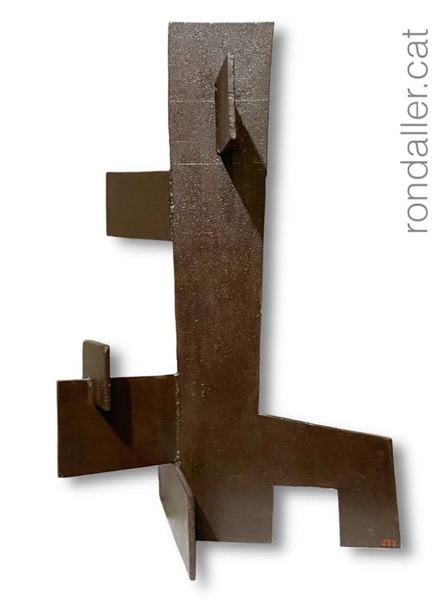 Escultura abstracta de planxa de ferro exposada al Museu de la Garrotxa.