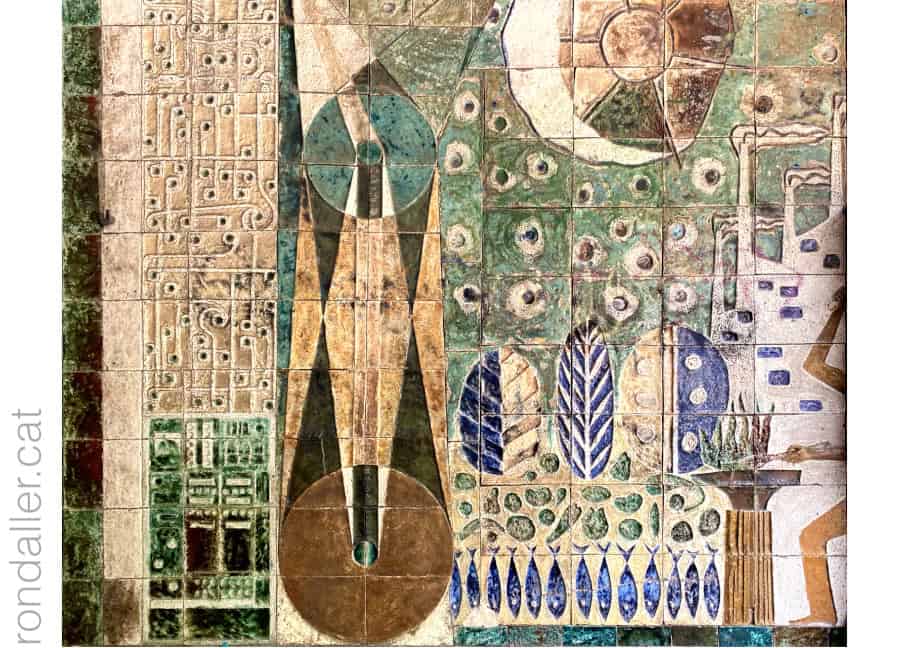 Mural ceràmic d'Eduard Alfons Cuní a l'entrada de l'escola Anselm Clavé.