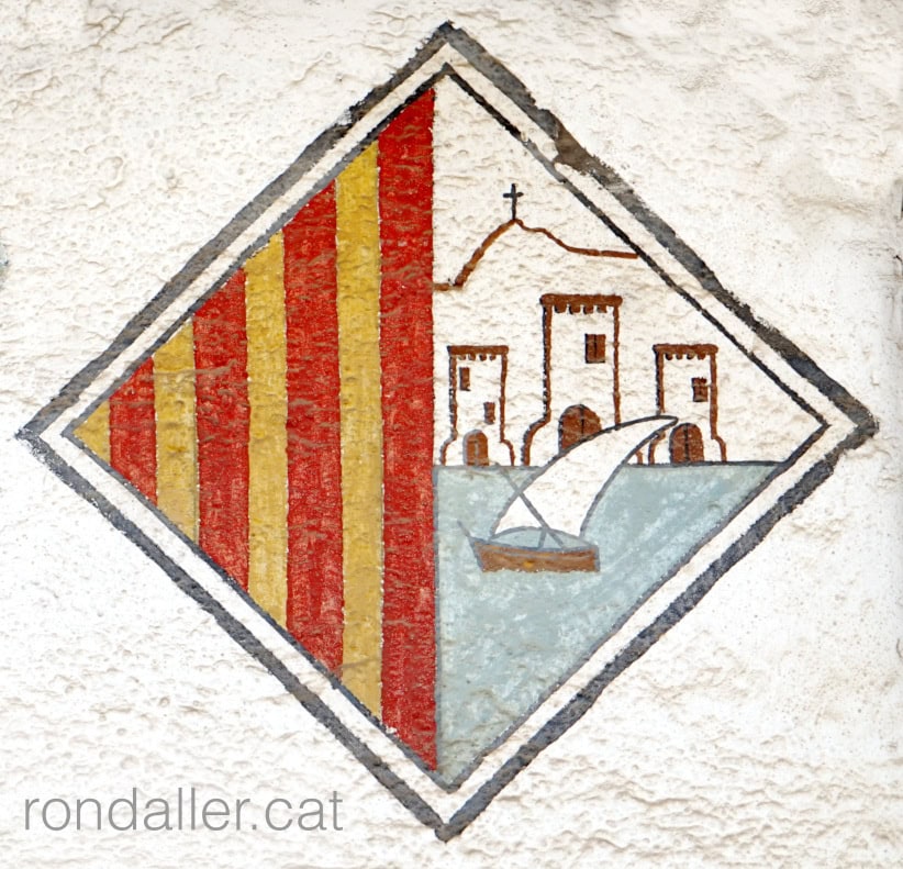 Escut caironat a color al carrer de Santa Coloma.