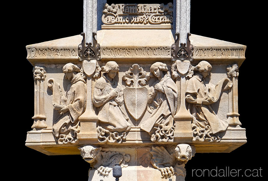 Cementiri de Lloret de Mar: panteó de la família Casanovas-Terrats, projectat per Antoni Maria Gallissà.