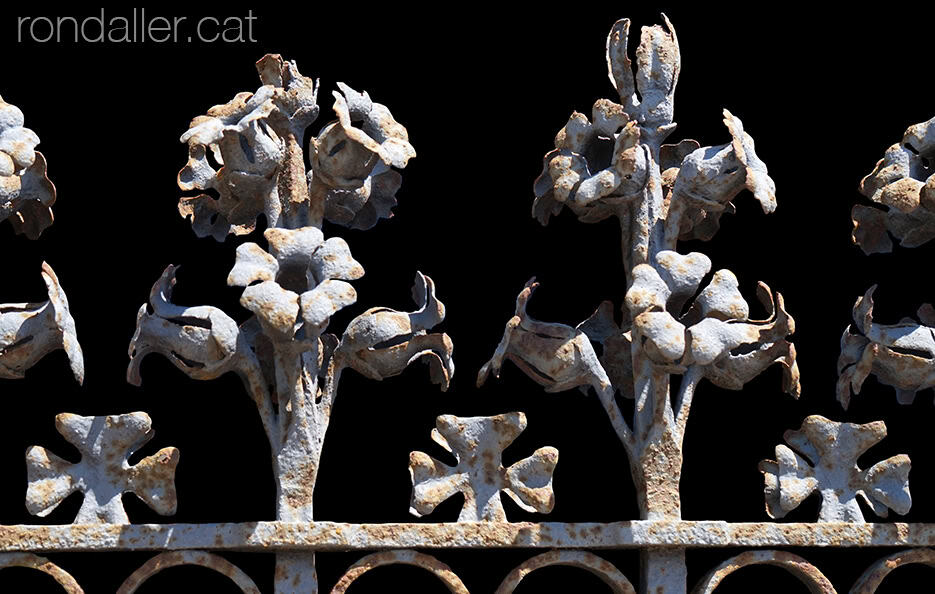 Cementiri de Lloret de Mar: detall de la reixa del panteó Costa-Macià, executada per Manuel Ballarín.