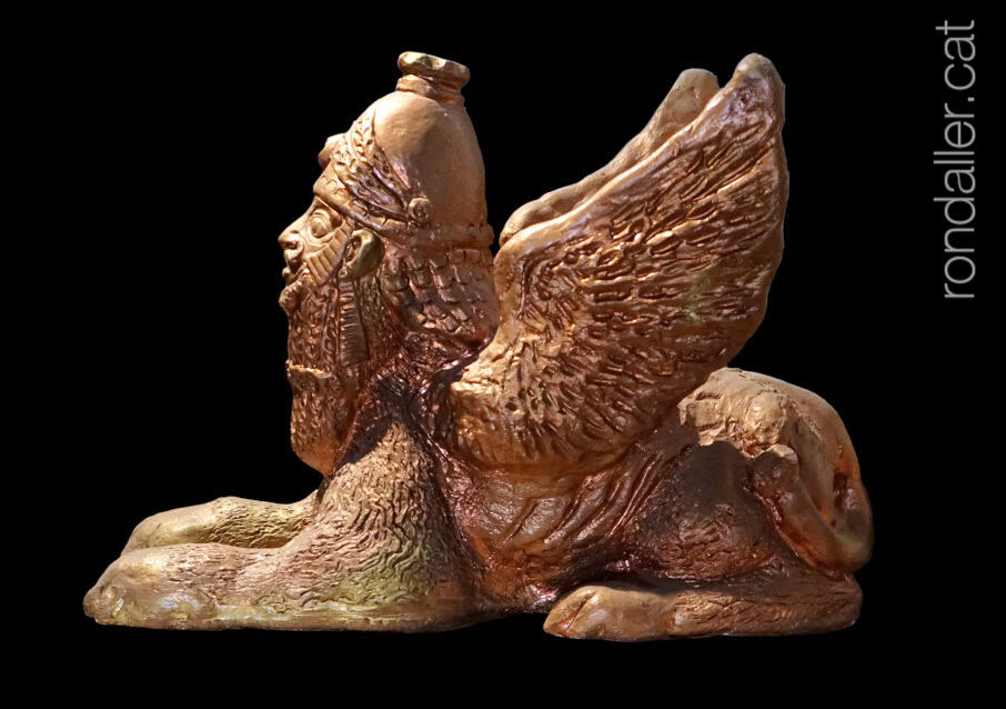 Reproducció escultòria d'un Lammasu, ésser de la mitologia sumèria.