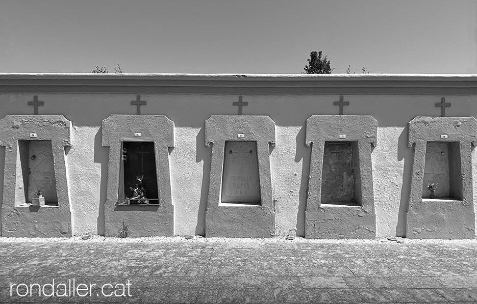 Enterraments de tercera categoria en un dels murs del recinte funerari.
