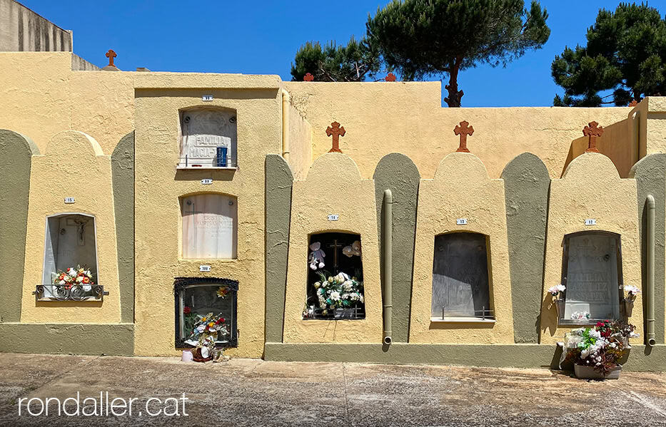 Enterraments de tercera categoria en un dels murs del recinte funerari.