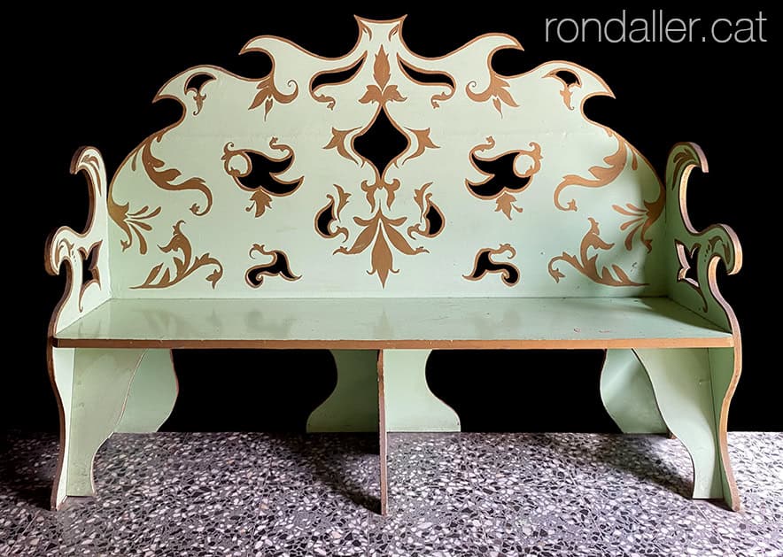 Banc de fusta dissenyat i fet per Joan Nieto.