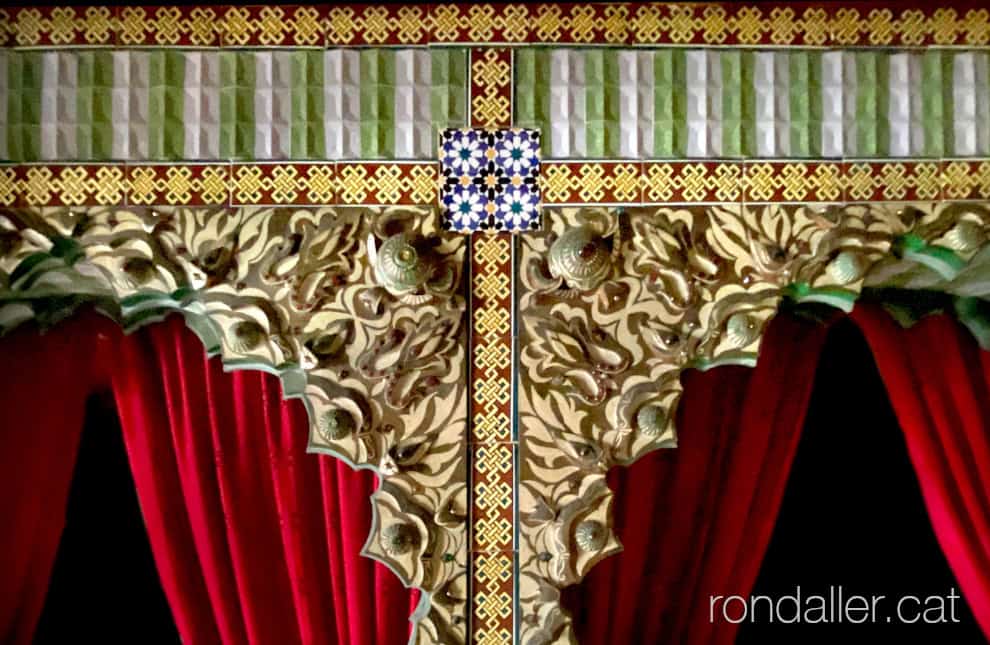 Detall de la decoració d'estil neoàrab en unes arcades.