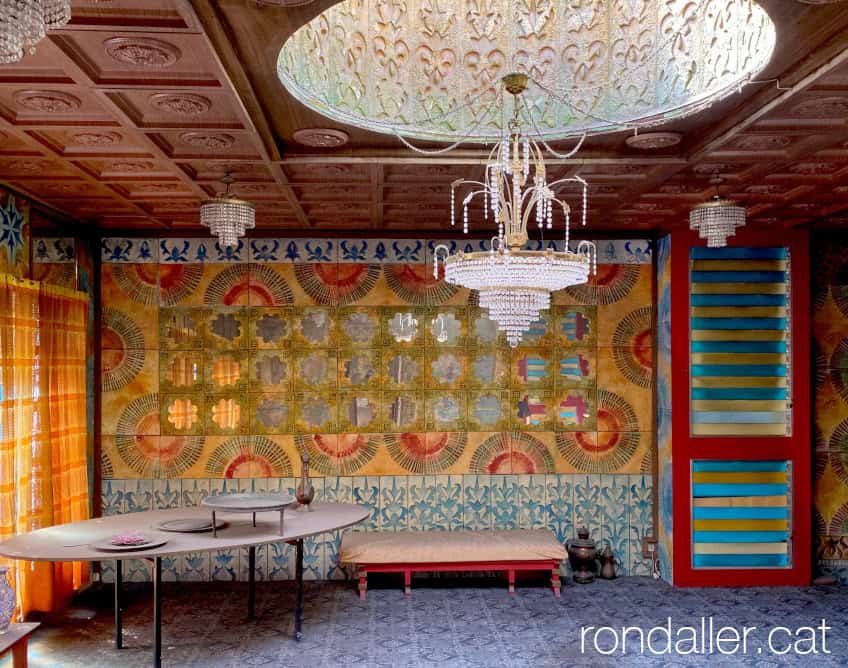 Saló decorat amb una barreja d'estils orientals.