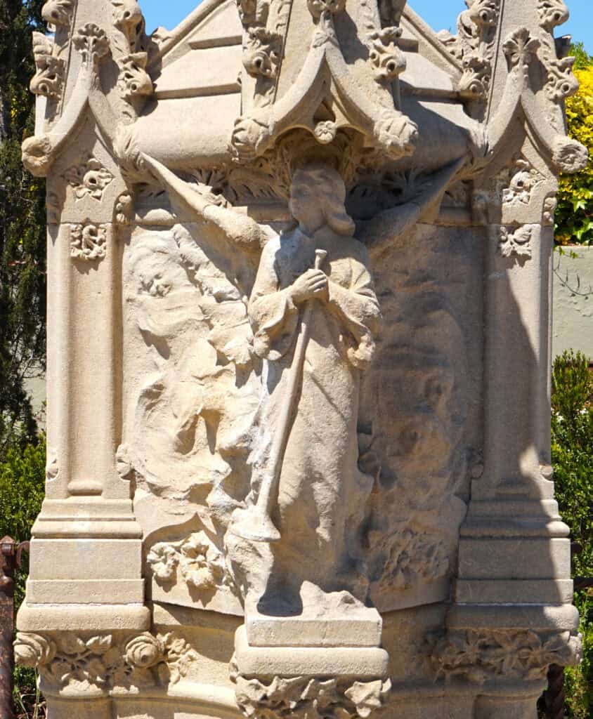 Cementiri de Lloret de Mar: detall d'un àngel esculpit al panteó de la família Macià Roca.