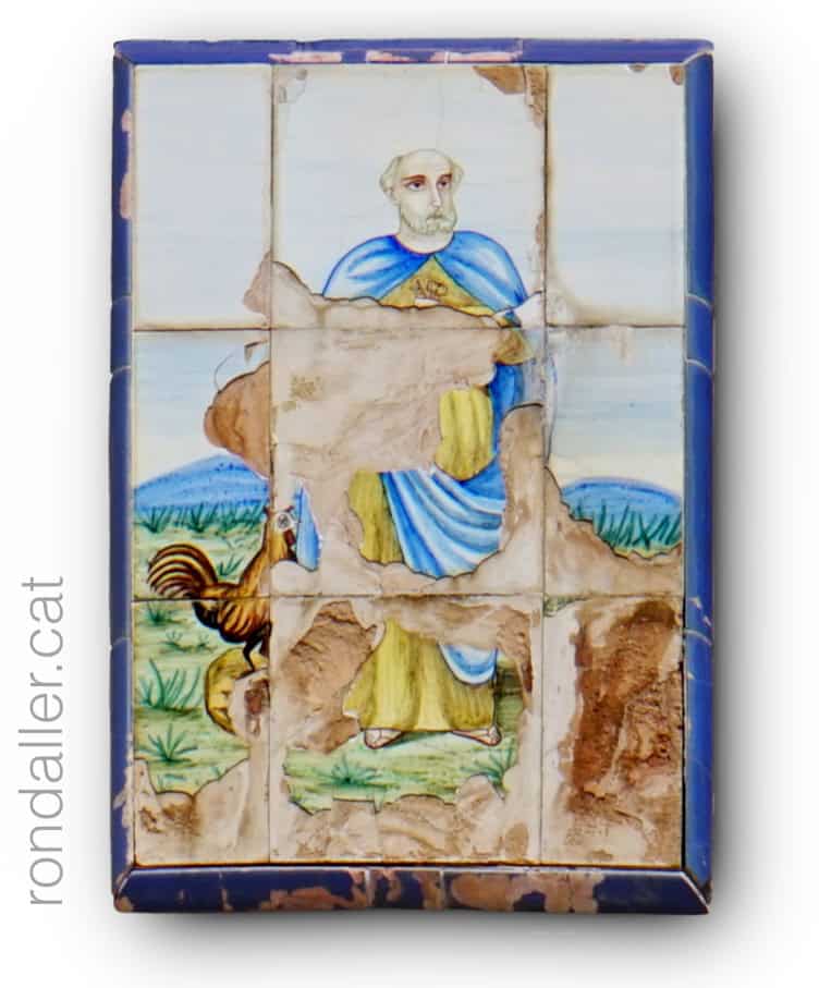 Plafons ceràmics devocionals a Vilassar de Mar. Imatge de sant Pere amb el gall i les claus.
