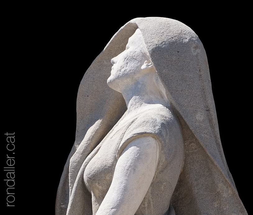 Cementiri de Lloret de Mar: detall de l'escultura d'una dona esculpida al panteó de la família Pujol-Conill.