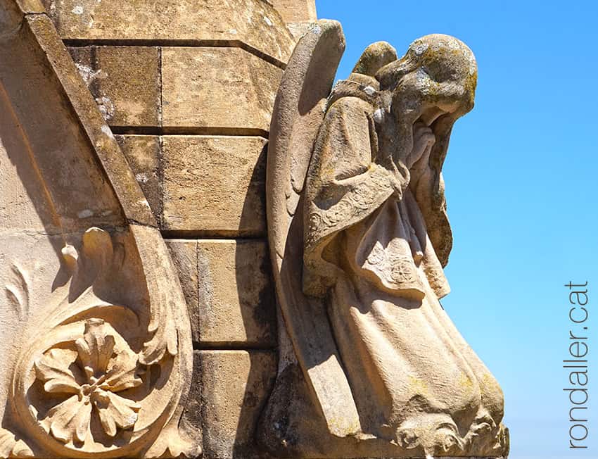 Cementiri de Lloret de Mar: detall d'un àngel orant esculpit al panteó Cabanyes.