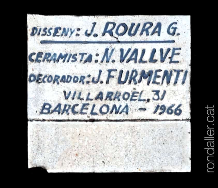 Detall d'una rajola amb la signatura dels autors del plafó ceràmic.