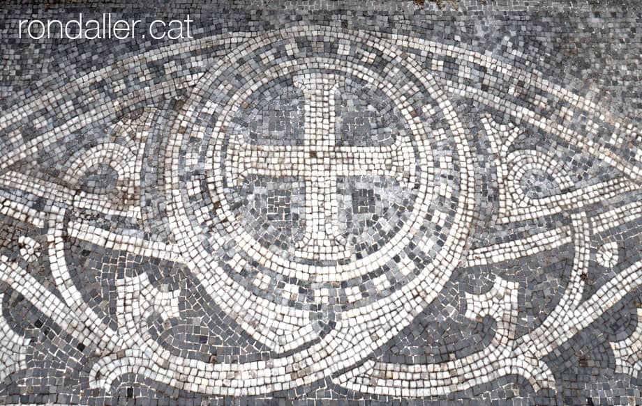 Panteó de la família Bosch de Badalona. Detall del mosaic fet per Lluís Brú.