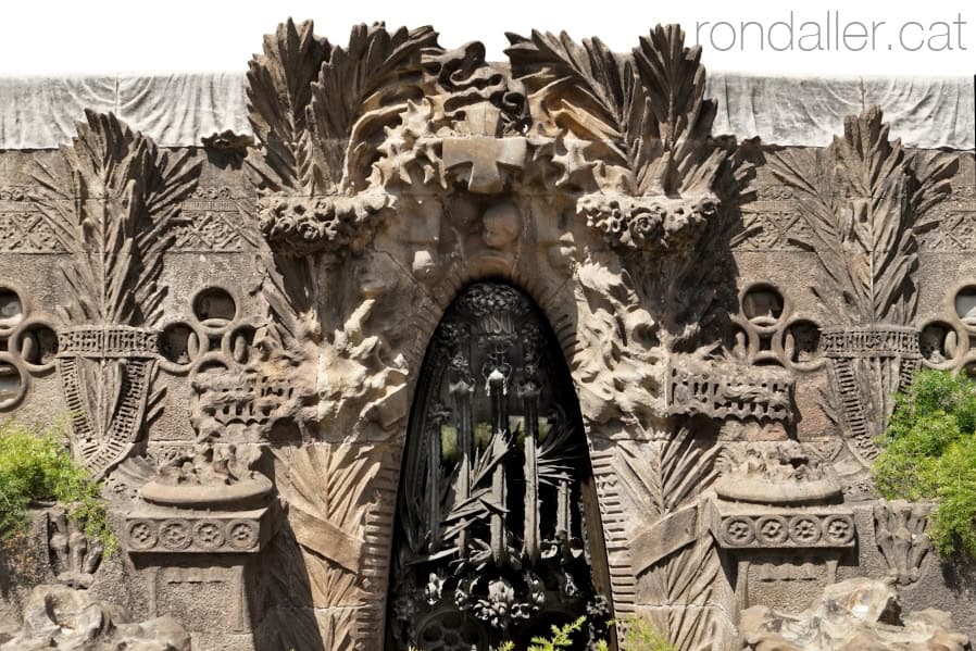 Panteó de la família Bosch de Badalona. Façana principal.