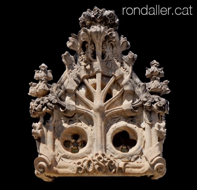 Panteó de la família Bosch de Badalona. Detall del lateral del fals sarcòfat.