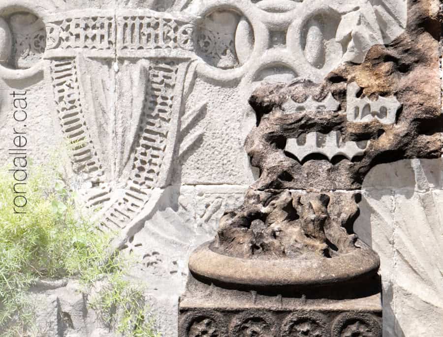 Detall escultòric d'un encenser amb el fum fet de pedra.