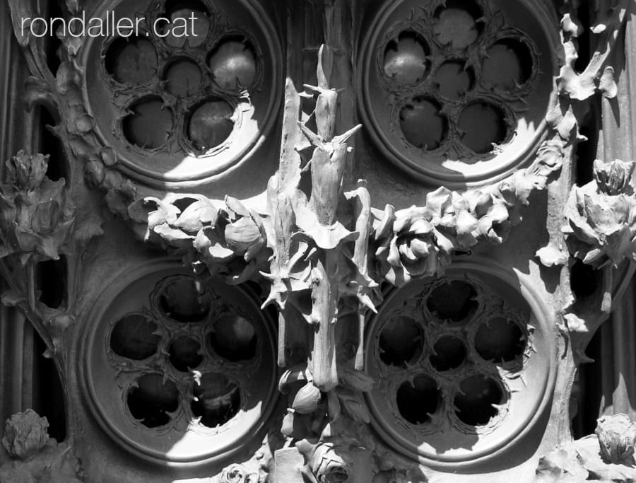 Panteó de la família Bosch de Badalona. Detall del treball de forja de la porta.