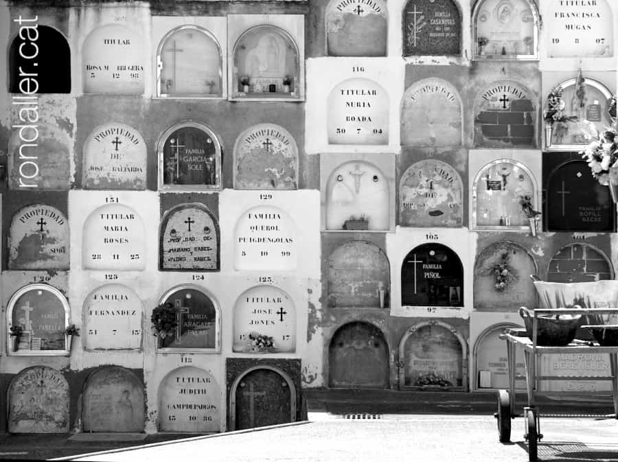 Mur amb nínxols al cementiri Vell de Badalona.