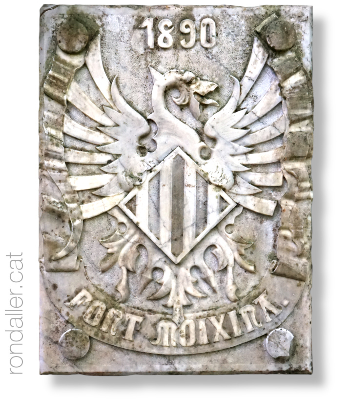La Font Moixina. Relleu de marbre amb el nom de la font i l'any 1890.