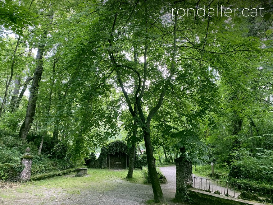 La font de Santa Anna d'Olot envoltada de bosc verd.