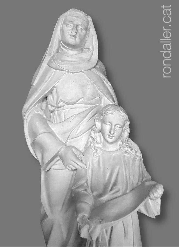 Escultura de santa Anna amb la Verge Maria llegint un escrit.